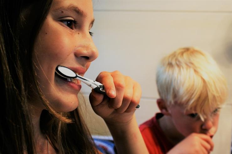 5 способов отбелить зубы, не выходя из дома